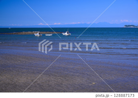 夏の鎌倉材木座海岸 夏の鎌倉材木座海岸 128887173