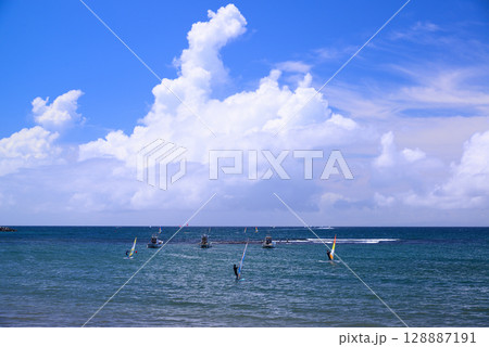 夏の鎌倉材木座海岸 128887191