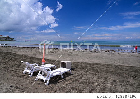 夏の鎌倉材木座海岸 128887196