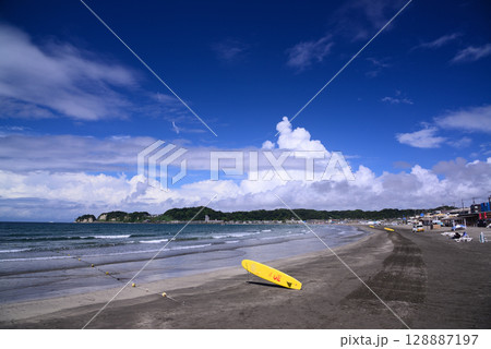 夏の鎌倉材木座海岸 128887197