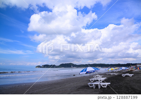 夏の鎌倉材木座海岸 128887199