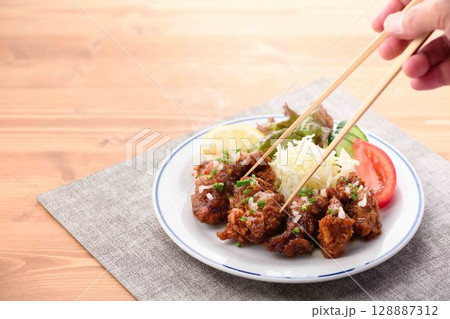 湯気立つ油淋鶏定食 ご飯・スープ付きの中華ランチ 128887312