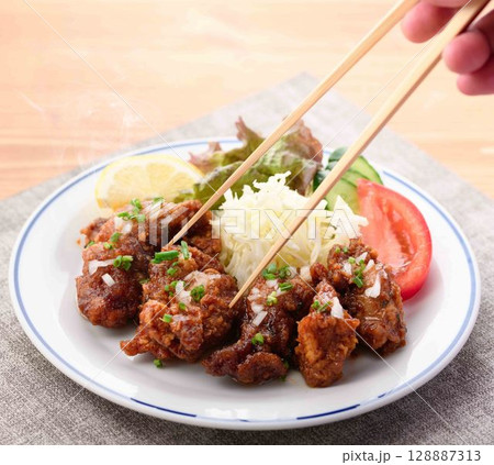 湯気立つ油淋鶏定食 ご飯・スープ付きの中華ランチ 128887313