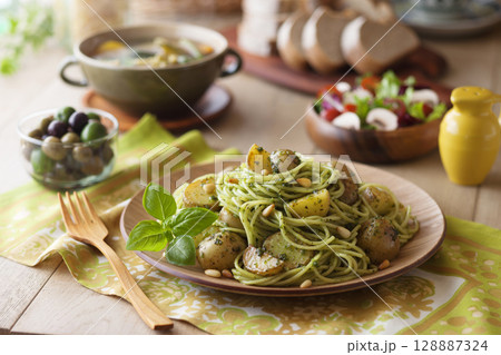 新じゃが芋のジェノベーゼパスタ 128887324