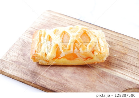 アップルパイ - サクサクしたパイ生地が美味しそうな、リンゴをたっぷり使ったアップルパイ 128887380