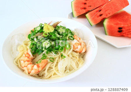 おいしそうなうどん 128887409