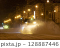 【ナンバー運転手ぼかし済】函館冬の始発前に走る除雪トラック 【ナンバー運転手ぼかし済】函館冬の始発前に走る除雪トラック 128887446