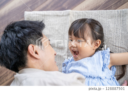 親子の愛情あふれるスキンシップのひととき 親子の愛情あふれるスキンシップのひととき 128887501