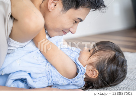 親子の愛情あふれるスキンシップのひととき 親子の愛情あふれるスキンシップのひととき 128887502