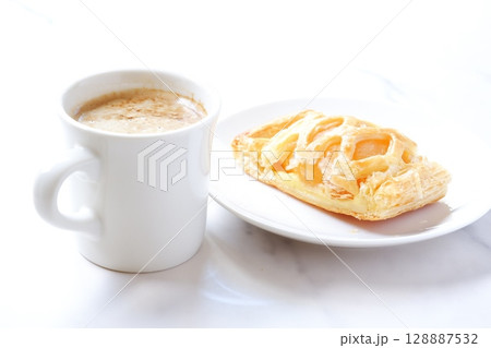 アップルパイとコーヒー - りんごをたっぷり使ったアップルパイと淹れたてのコーヒーでおやつの時間 128887532