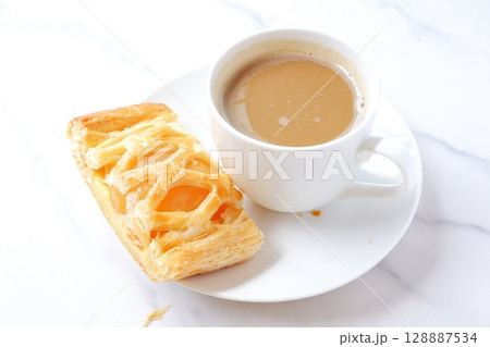 アップルパイとコーヒー - りんごをたっぷり使ったアップルパイと淹れたてのコーヒーでおやつの時間 128887534