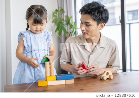 積み木で遊ぶパパと娘の笑顔あふれる時間 128887610