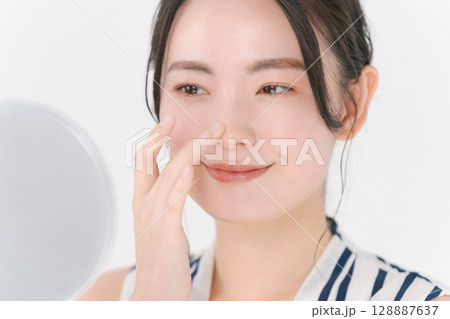 スキンケアをする若い女性 128887637