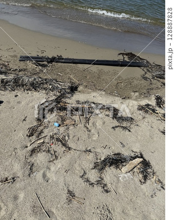 海で流れ着いたゴミ 海で流れ着いたゴミ 128887828