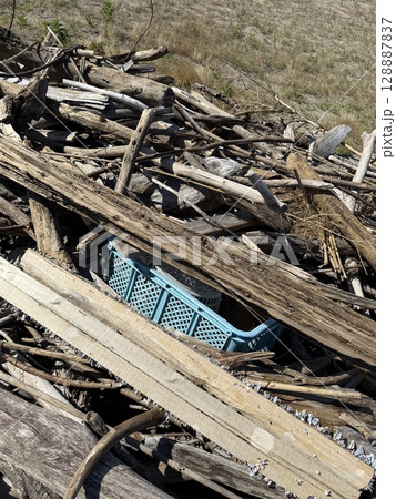 海で流れ着いたゴミ 海で流れ着いたゴミ 128887837