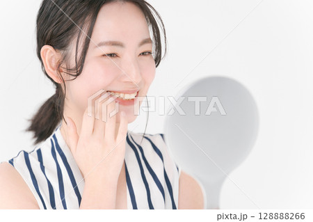 デンタルチェックをする若い女性 デンタルチェックをする若い女性 128888266