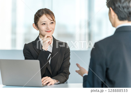 スーツ姿の男性を取材するインタビュアー,マスコミ,記者の女性 スーツ姿の男性を取材するインタビュアー,マスコミ,記者の女性 128888533