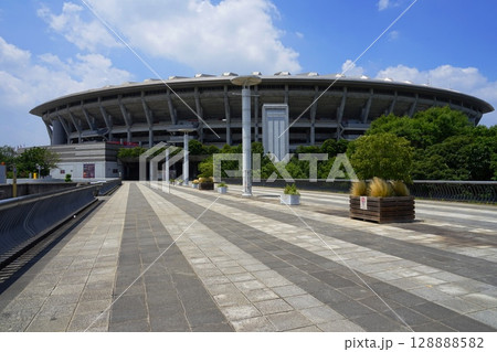 青空に映える日産スタジアム　7月横浜772日産スタジアム 128888582