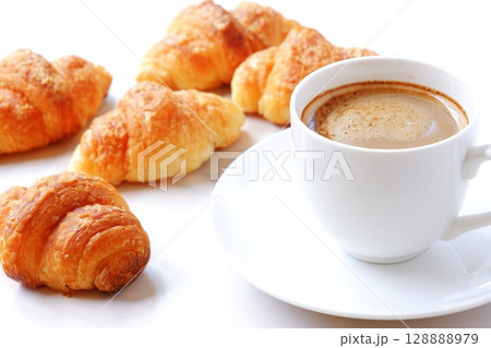 クロワッサンとコーヒー - 焼きたてのクロワッサンと淹れたてのカフェ・オ・レの朝食の風景 128888979