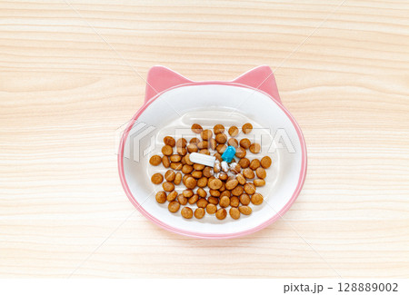 ペット用サプリをエサに混ぜて与える 128889002
