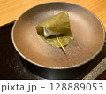 黒い皿にのった桜餅 128889053