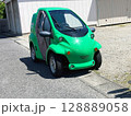 緑色の配達用電気自動車 128889058