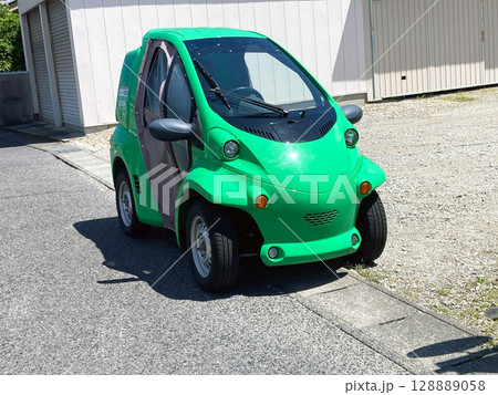 緑色の配達用電気自動車 128889058