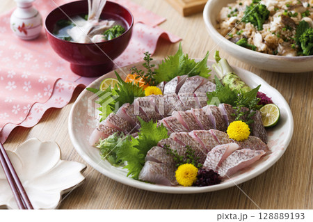 鯛のお刺身 / 鯛の松皮造り 128889193