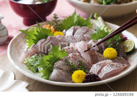 鯛のお刺身 / 鯛の松皮造り 128889198
