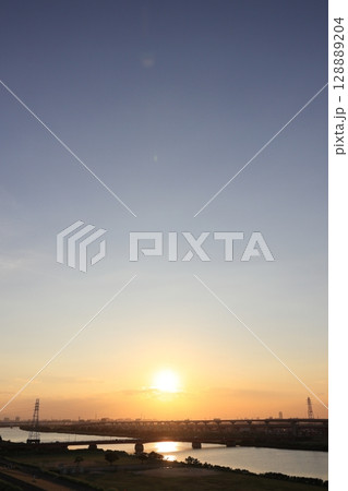 荒川夕景・西新井橋と首都高速環状線【東京都足立区】 128889204