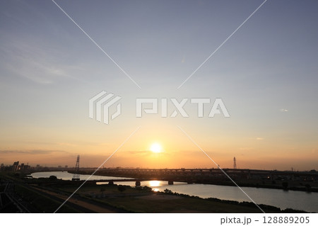 荒川夕景・西新井橋と首都高速環状線【東京都足立区】 128889205