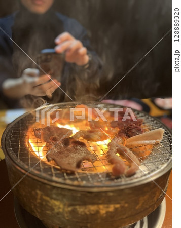 キャンプで燃える炭火 128889320