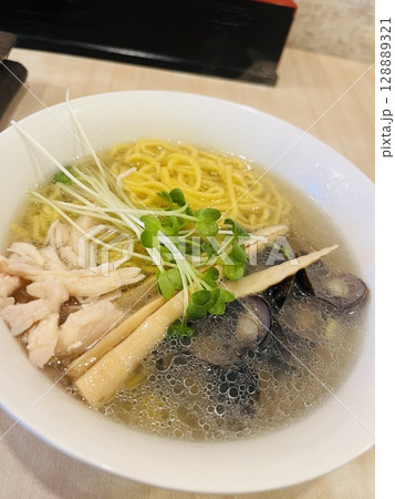 おいしい豚骨ラーメン 128889321