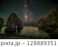 奇岩の上に広がる天の川 128889351