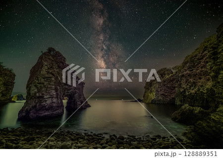 奇岩の上に広がる天の川 128889351