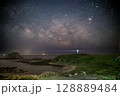 海岸に流れる天の川 128889484
