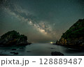 岩にかかる天の川 128889487