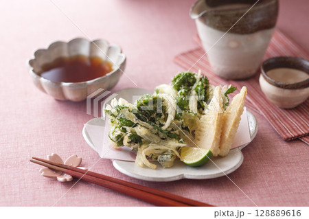 菜の花と新玉ねぎのかき揚げ / たけのこの天ぷら 128889616