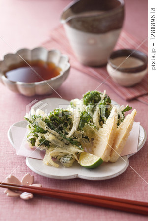 菜の花と新玉ねぎのかき揚げ / たけのこの天ぷら 128889618