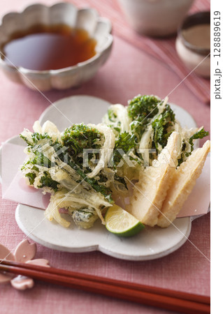 菜の花と新玉ねぎのかき揚げ / たけのこの天ぷら 128889619