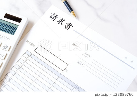 請求書 - 取引先へ宛てて請求書を準備する、ビジネスシーンのイメージ 請求書 - 取引先へ宛てて請求書を準備する、ビジネスシーンのイメージ 128889760
