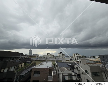 低気圧の迫る東京の空 低気圧の迫る東京の空 128889823