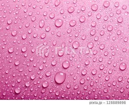 水滴と撥水加工された自動車のボンネットのイメージ素材 ピンク色 水滴と撥水加工された自動車のボンネットのイメージ素材 ピンク色 128889898