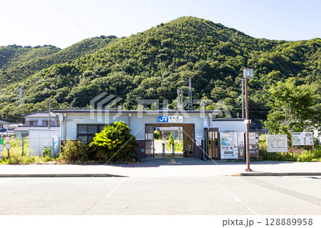兵庫県赤穂市にある夏の坂越駅前からの風景 128889958