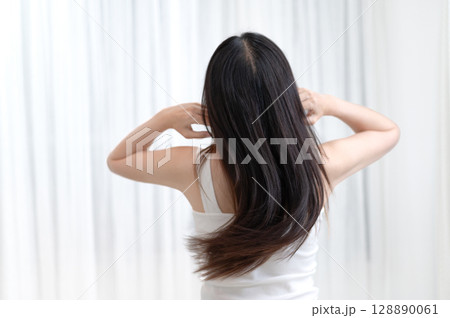 ロングヘアの女性の後ろ姿 128890061