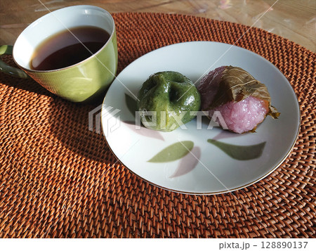 和スィーツ さくら餅(桜餅)・ヨモギ餅(草餅)の2種とコーヒーの和風スィーツセット(和菓子セット) 和スィーツ さくら餅(桜餅)・ヨモギ餅(草餅)の2種とコーヒーの和風スィーツセット(和菓子セット) 128890137