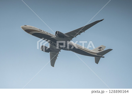 地上から見た上昇中の飛行機 宮城県大河原町 地上から見た上昇中の飛行機 宮城県大河原町 128890164