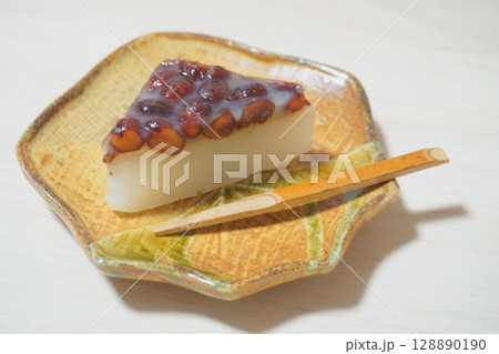 あずきを乗せたういろう　和菓子 128890190