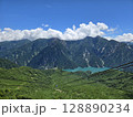 立山黒部アルペンルート　ロープウェイ大観峰駅から黒部ダムを臨む 128890234