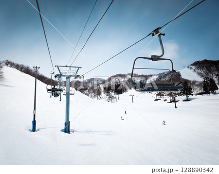 雪が積もったスキー場 128890342